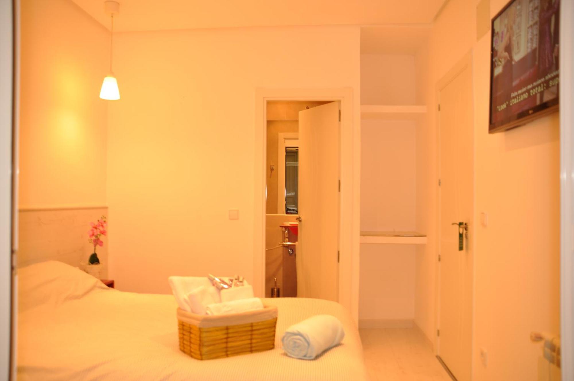 Hostal Mendoza Madrid Luaran gambar